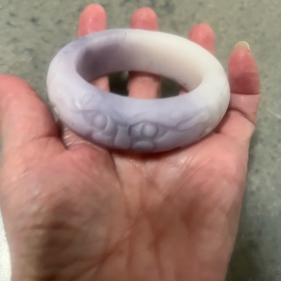 Purple and White Carved Jade Bangle - Picture 3 of 4